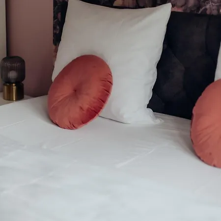 Anna Louise Apartman *