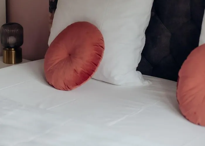 Anna Louise Apartman *